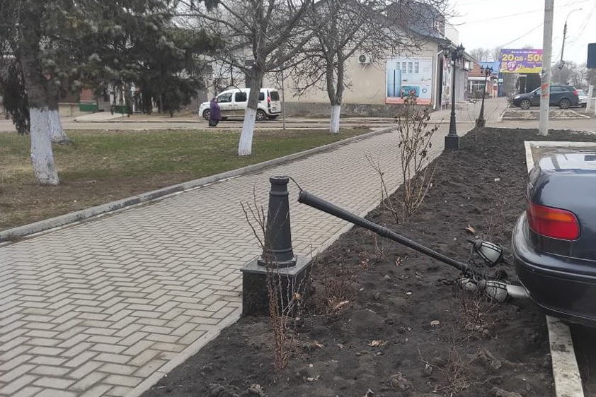 В Бессарабке вандалы разбили инсталляцию и уличные фонари