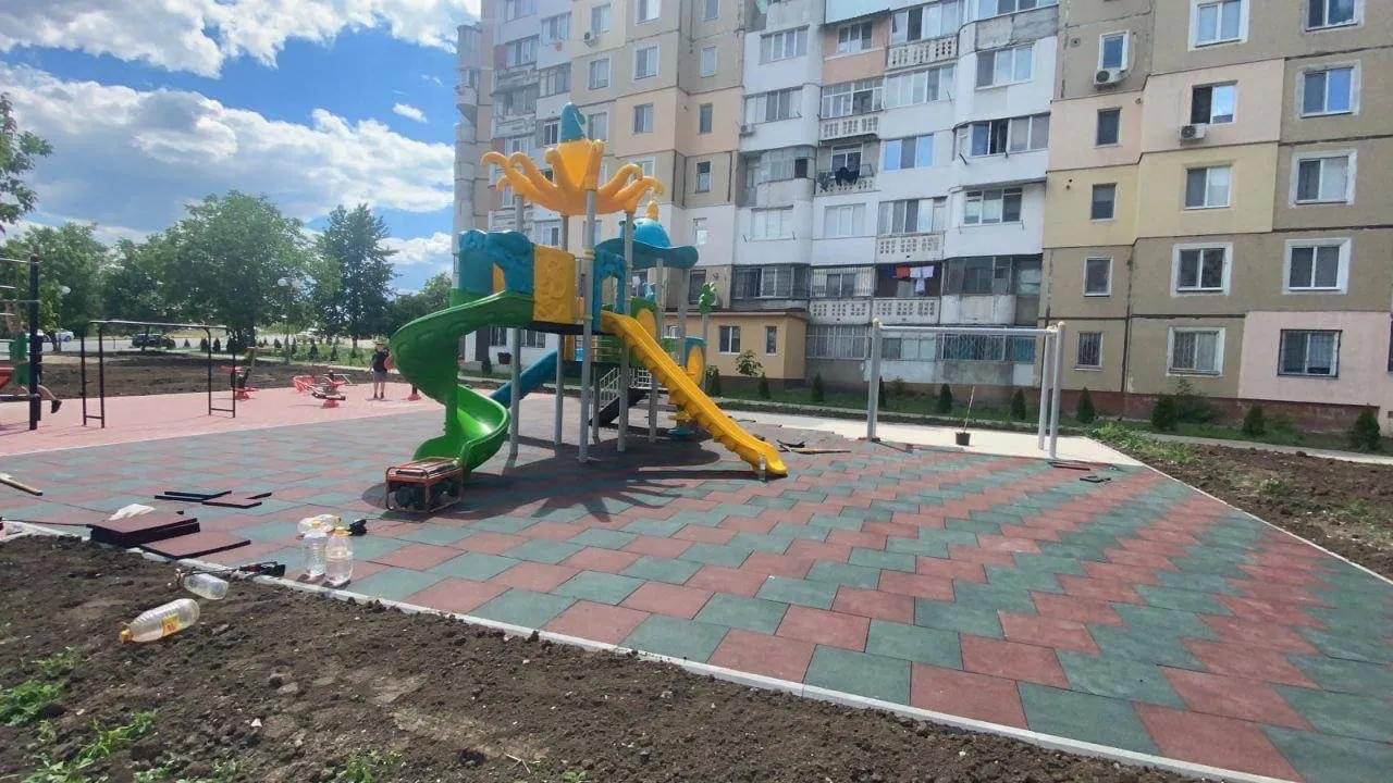 На Ботанике продолжается обустройство зеленой зоны на улице Валя Кручий