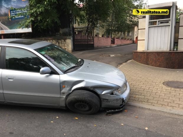В центре Кишинева на тротуаре стоят брошенными два разбитых автомобиля