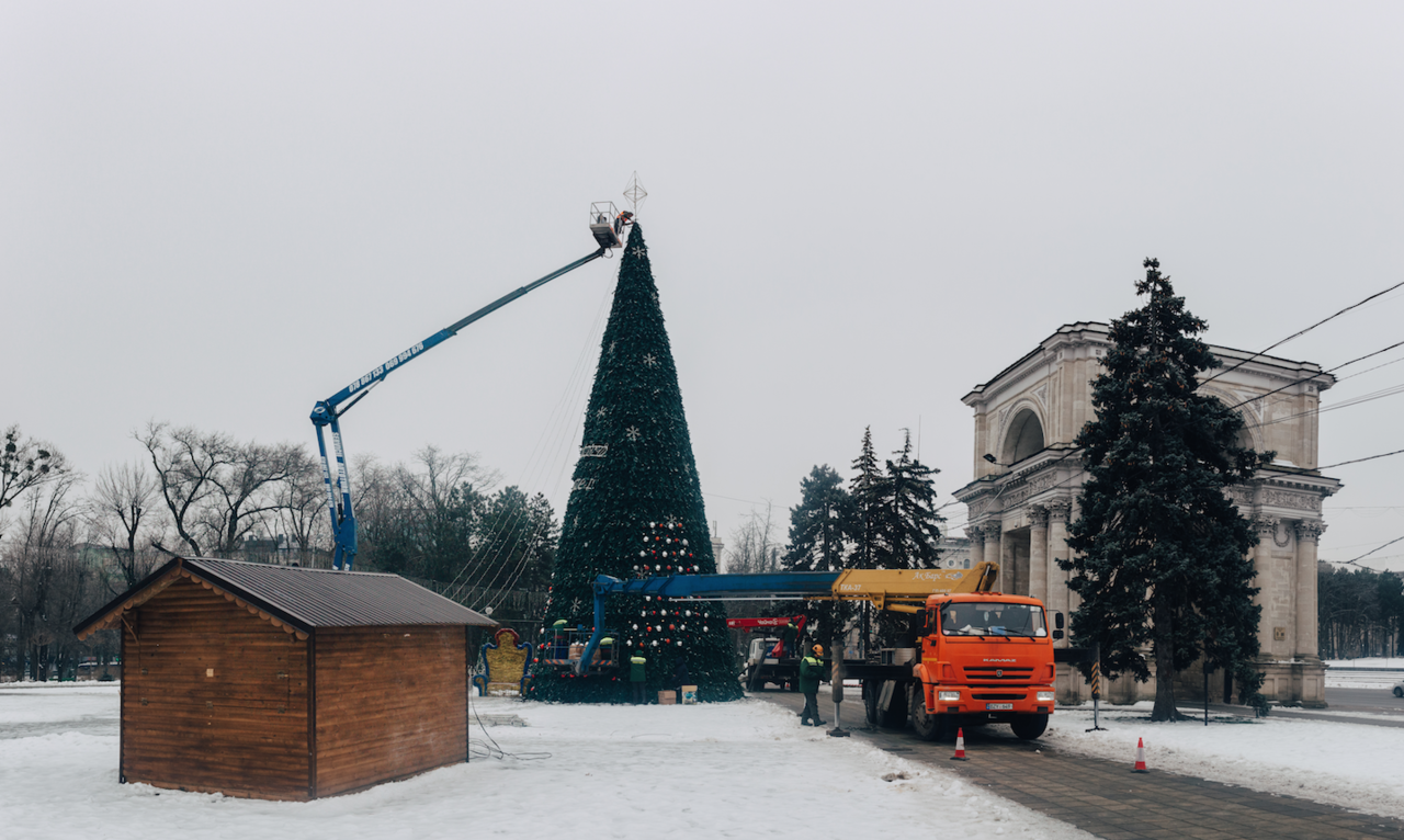 Новогоднюю елку в центре столицы разобрали