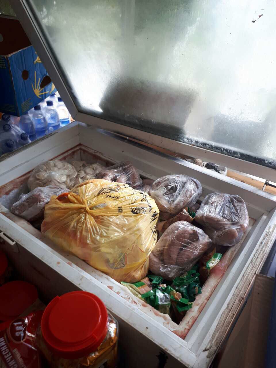 Băuturi contrafăcute și produse alimentare expirate, sechestrate într-o operațiune comună a Serviciului Vamal și ANSA