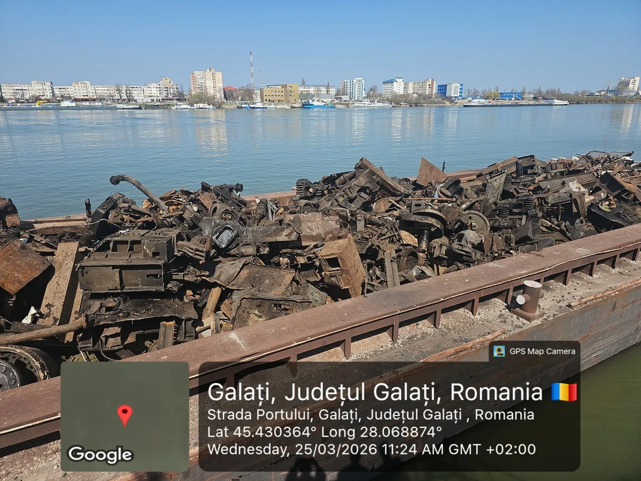 Баржу с подозрительными отходами из Молдовы остановили в порту Галац