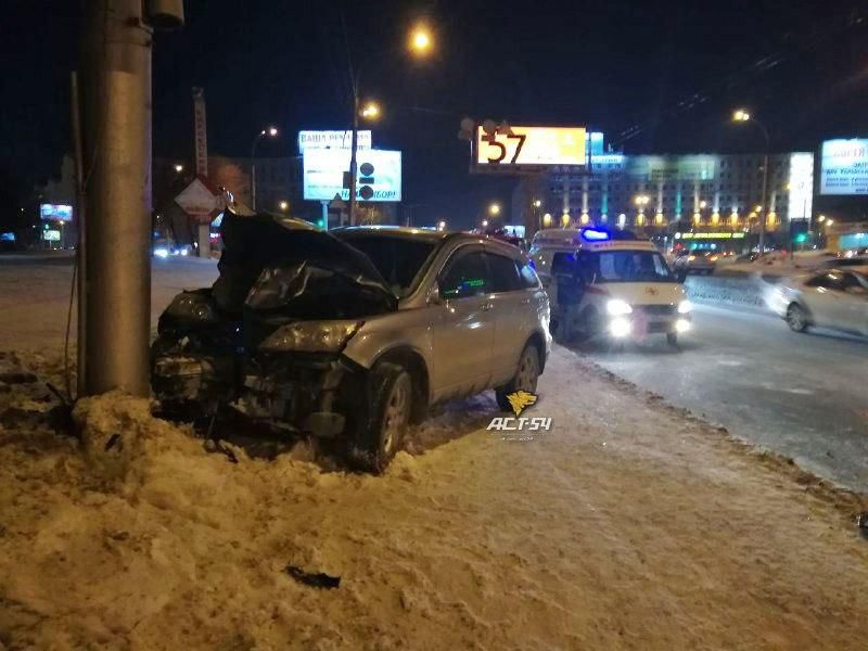 Автомобиль на скорости влетел в толпу людей в Новосибирске