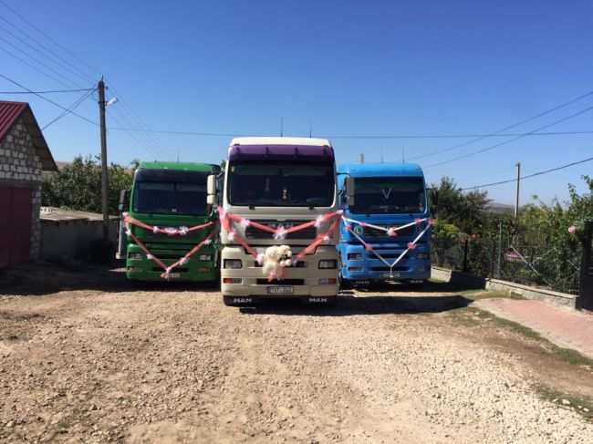 Жених из Криулян прокатил невесту по улицам столицы на грузовике