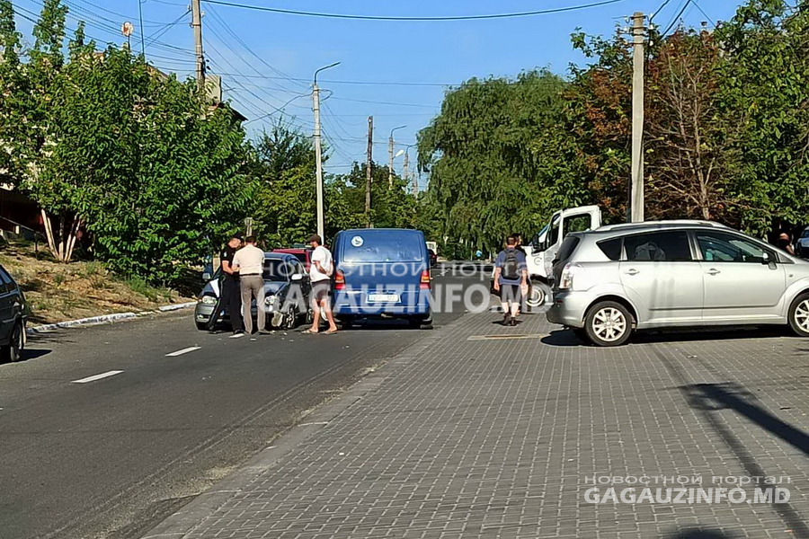 У здания управления полиции в Комрате столкнулись два автомобиля