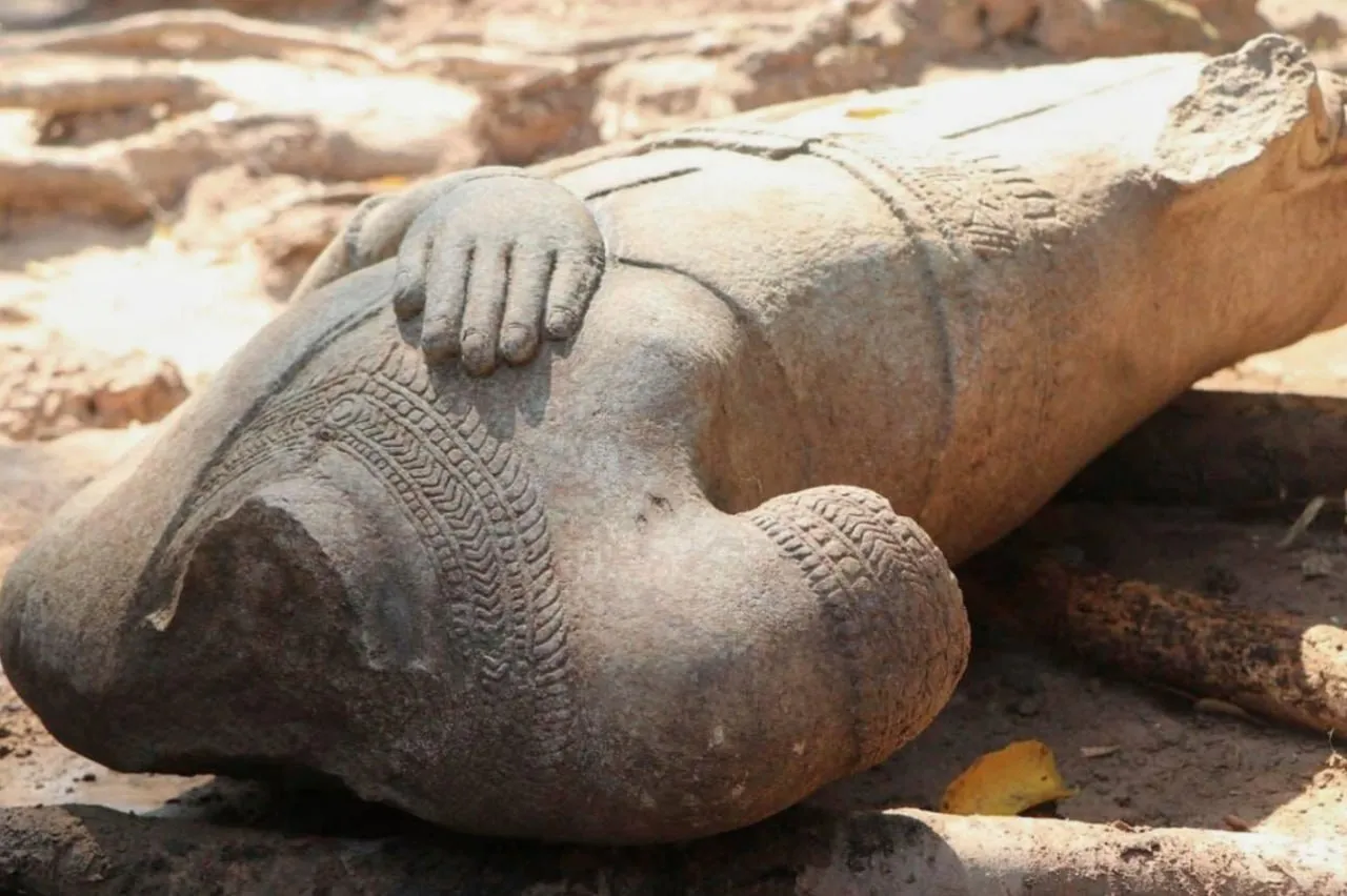 O statuie seculară a lui Buddha fără cap, descoperită într-un complex de temple din Cambodgia