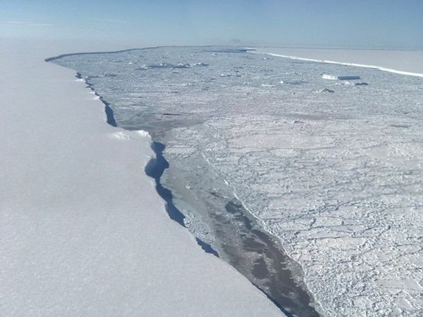 NASA показало аэроснимки гигантского айсберга Антарктиды