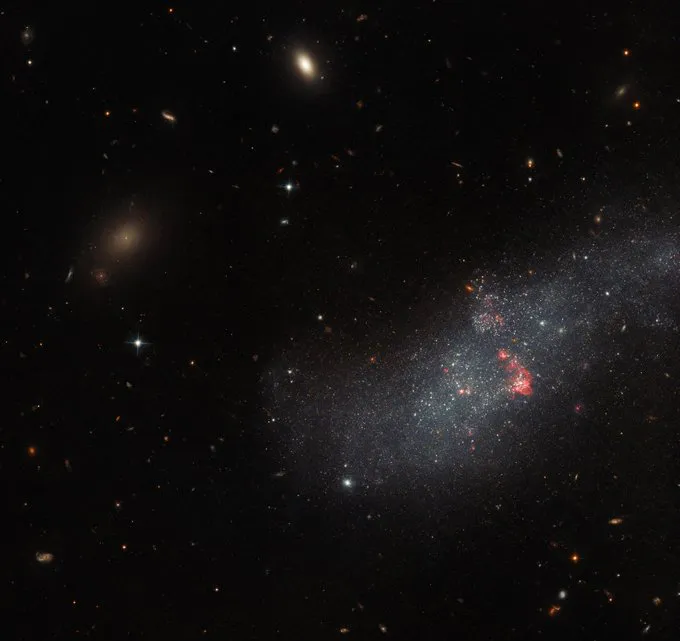 Космический телескоп Hubble сделал уникальную фотографию карликовой галактики