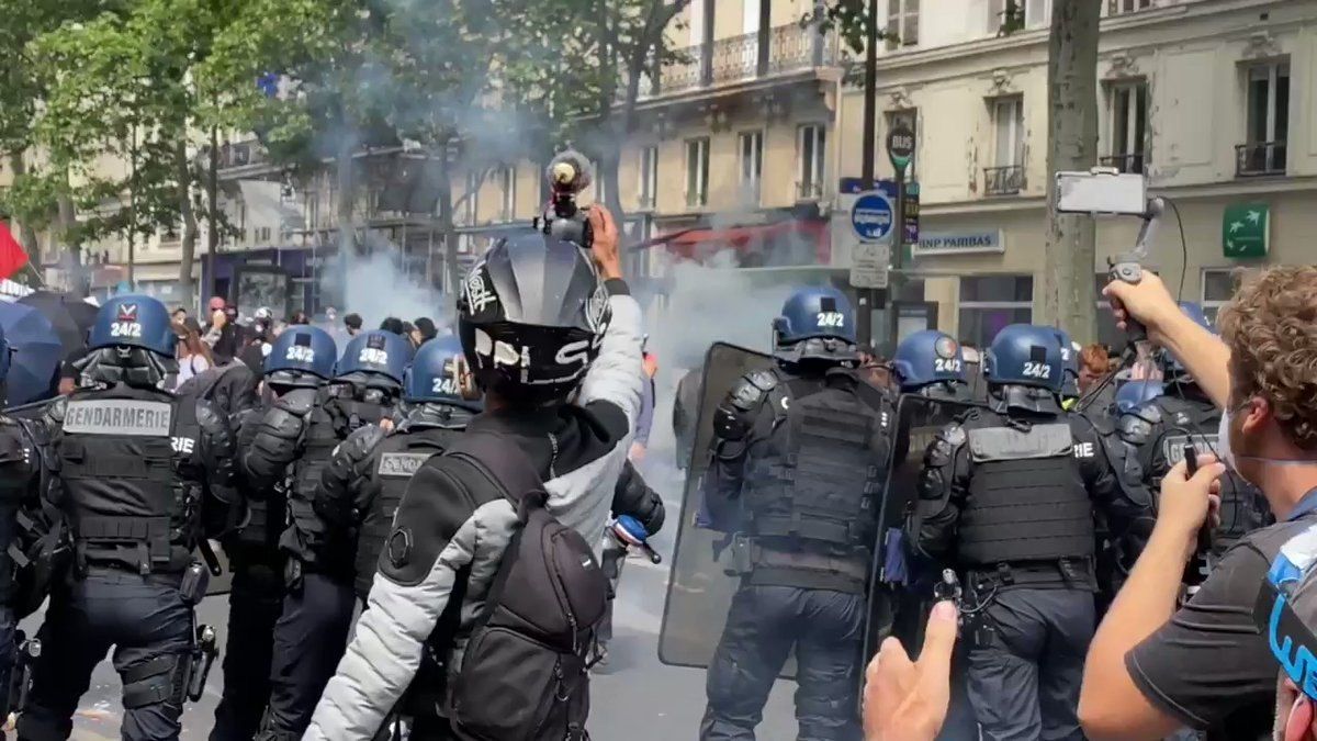В центре Парижа произошли столкновения протестующих с полицией