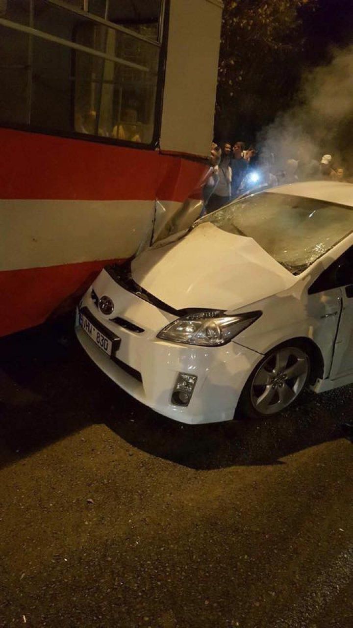 Accident rutier în Capitală. Un troleibuz plin cu pasageri a fost lovit de o maşină