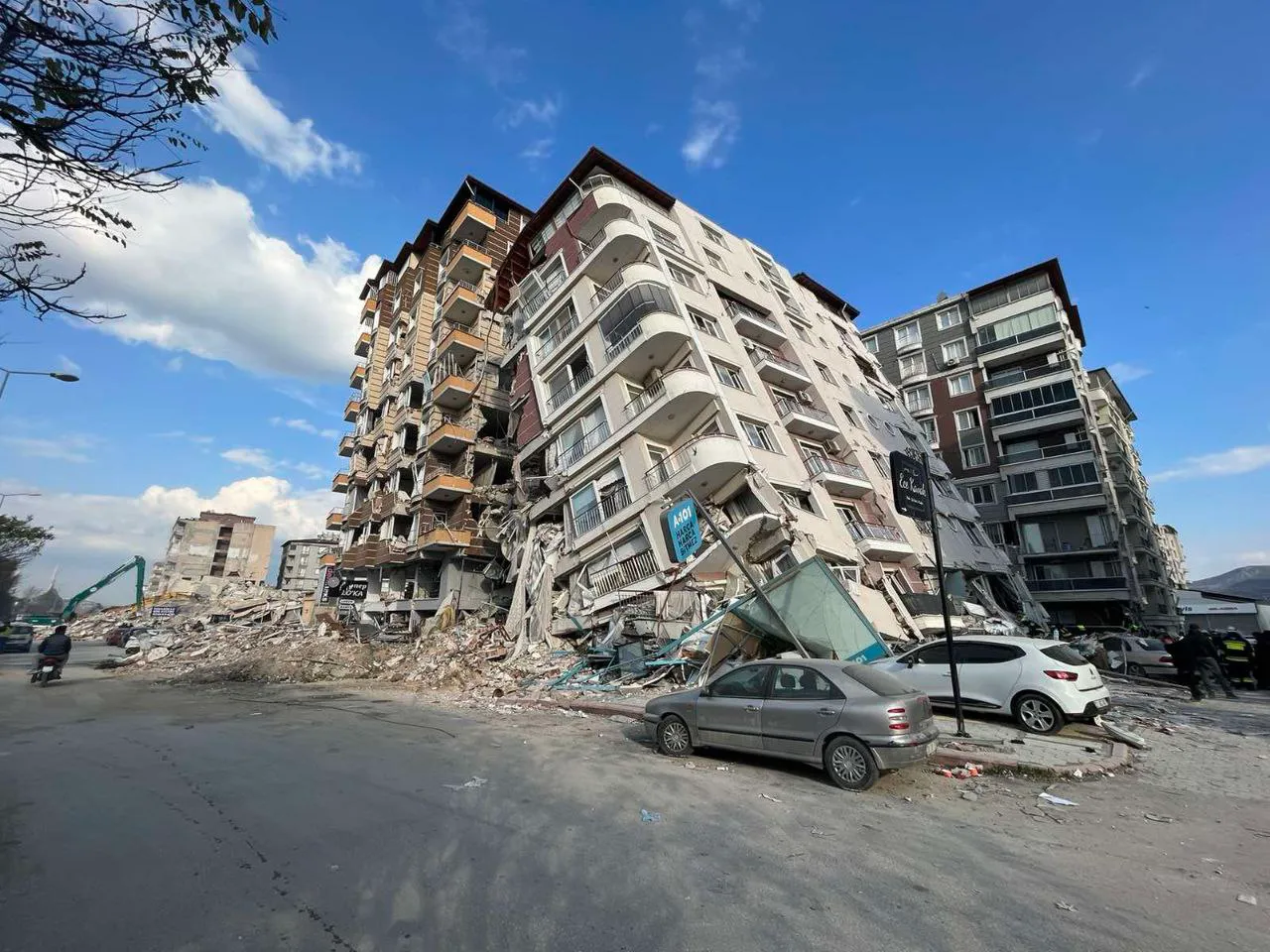Землетрясение 3. Разрушенный дом. Многоэтажные дома. Разрушенные здания в Турции. Падающий дом.