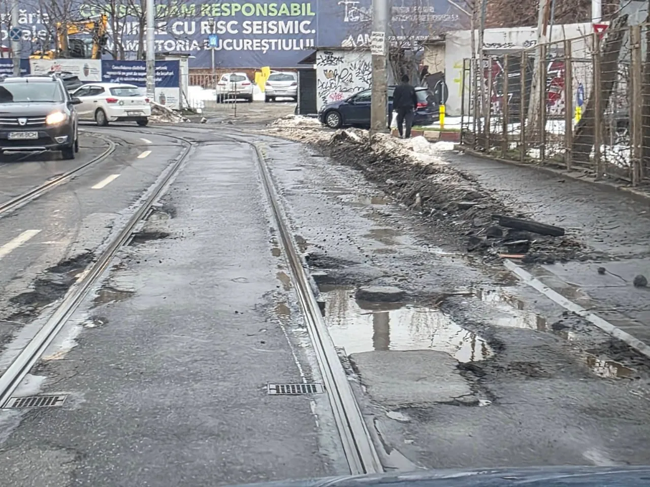 Дороги Бухареста после таяния снега усеяны ямами