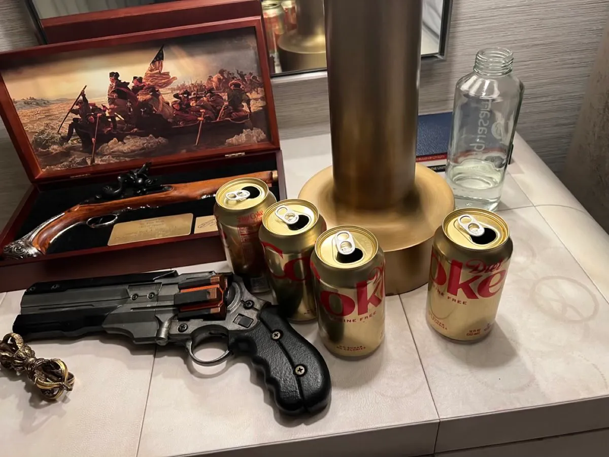 Маск показал пистолеты, которые хранит у своей спальни