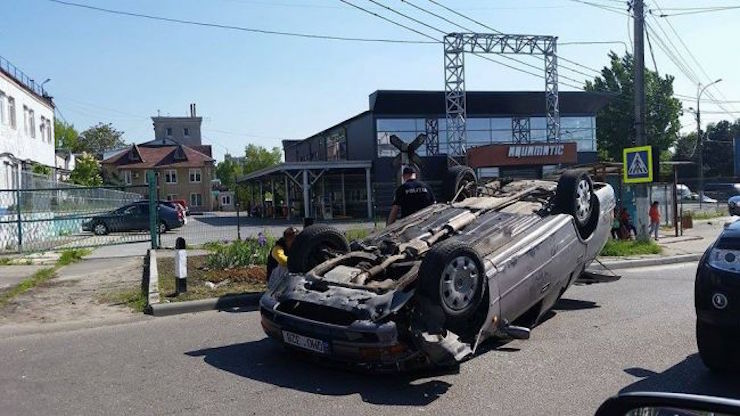 На Чеканах перевернулся легковой автомобиль