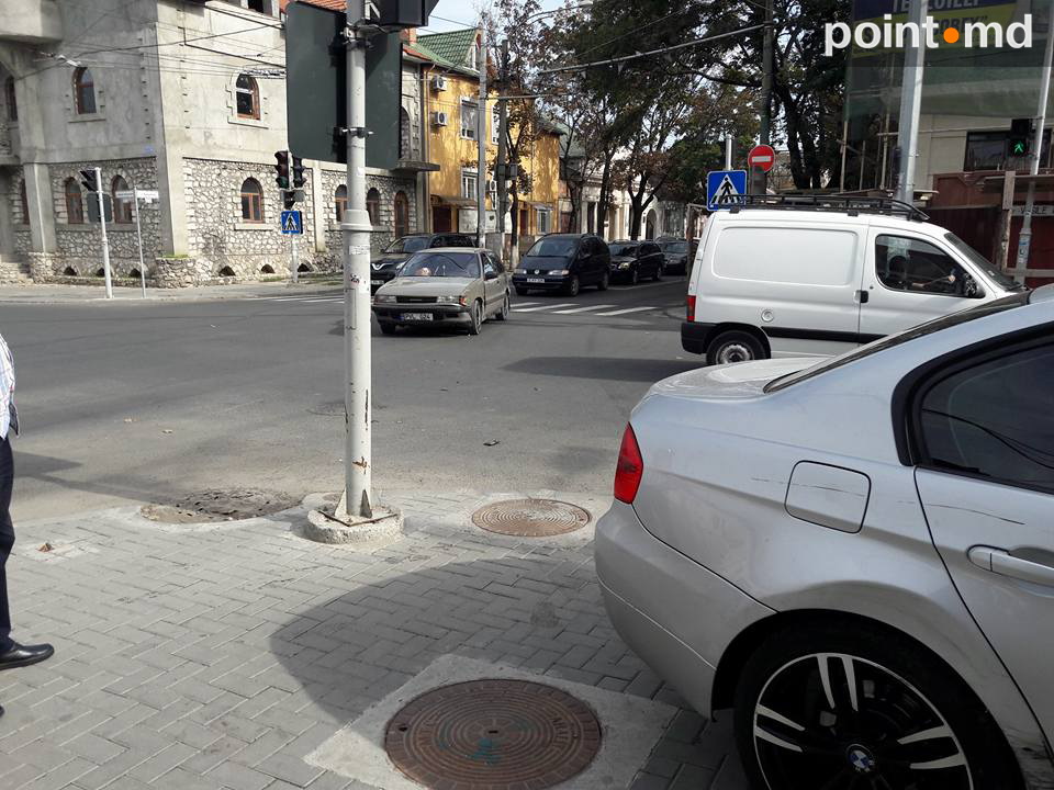Accident stupid: O mașină, avariată de scările unei clădiri