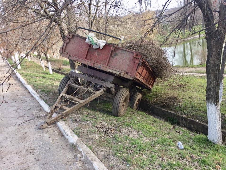 В Тараклии вандалы изуродовали дорожные знаки