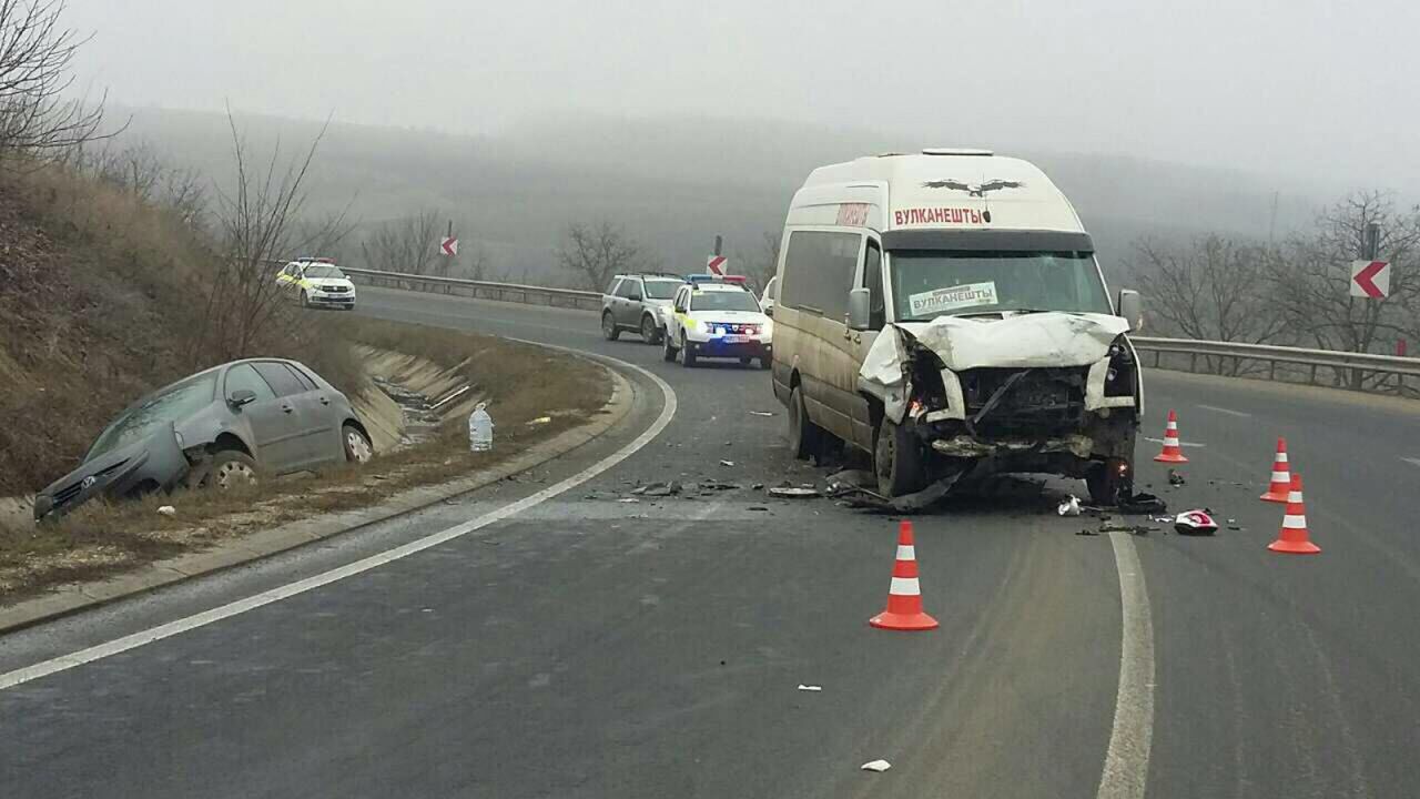 Accident la Hâncești cu implicarea unui microbuz de rută: O persoană, la spital