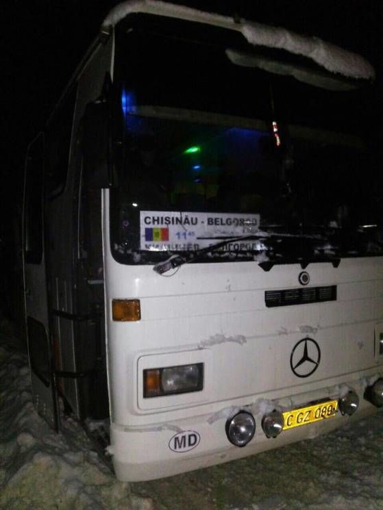 На Украине спасатели вызволили из снежного плена автобус из Молдовы