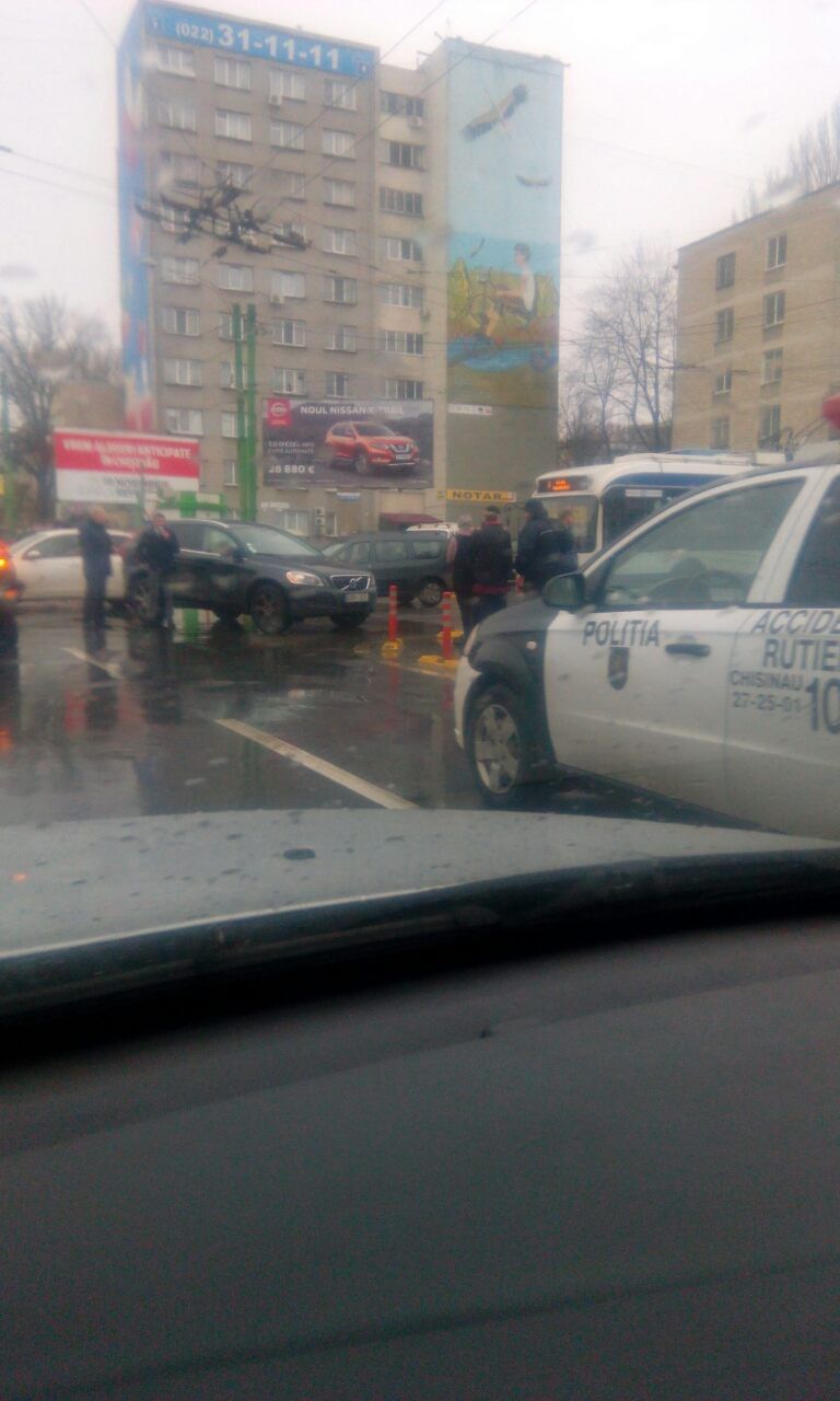 InfoTrafic 17:00: Flux majorat de transport. Străzi de evitat