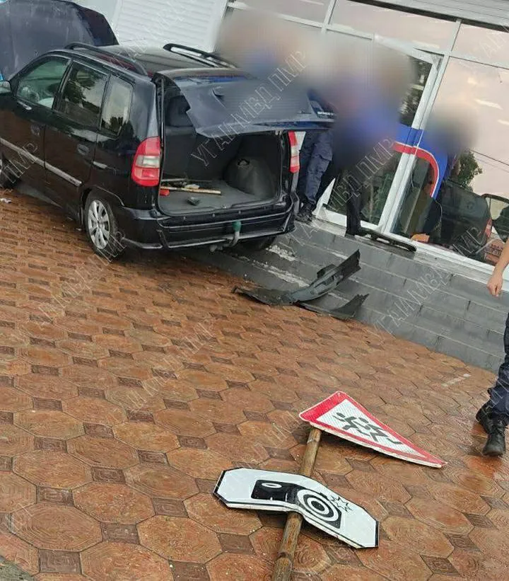 В Слободзейском районе автомобиль въехал в супермаркет
