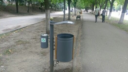 Новые кишиневские урны начали терять свой вид