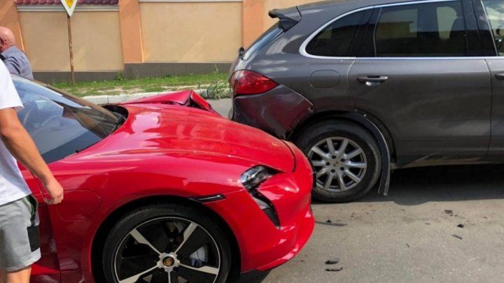 В Кишиневе произошла цепная авария с участием двух автомобилей Porsche