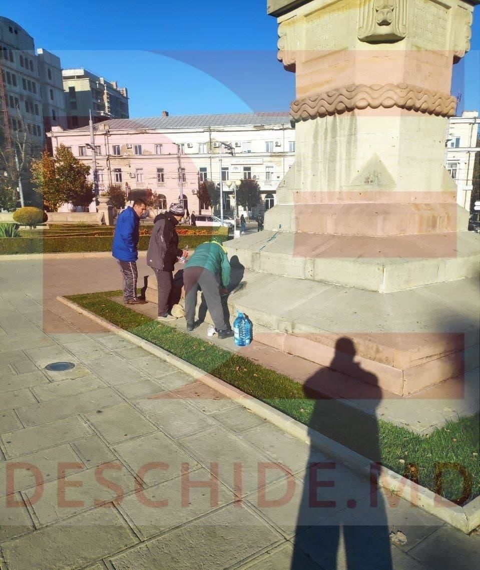 Вандалы облили зеленкой памятник Штефану чел Маре в центре Кишинева