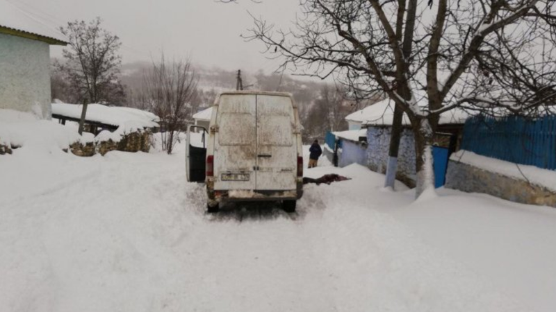 В Резинском районе сдававшая назад машина сбила насмерть женщину