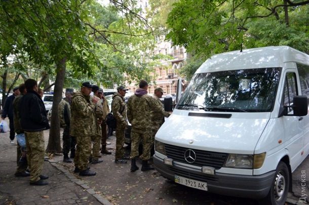 В центре Одессы военные перекрыли дорогу