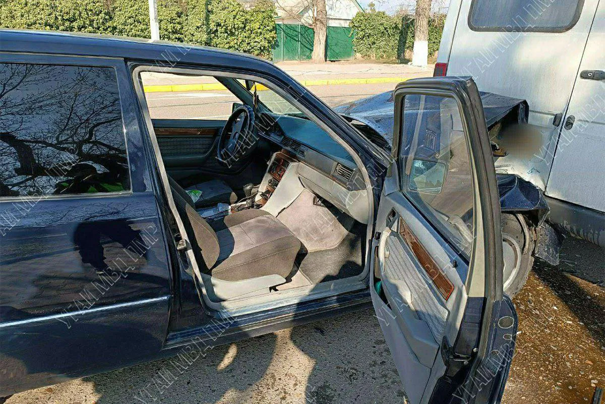 В Бендерах произошло ДТП: водитель Mercedes врезался в маршрутку