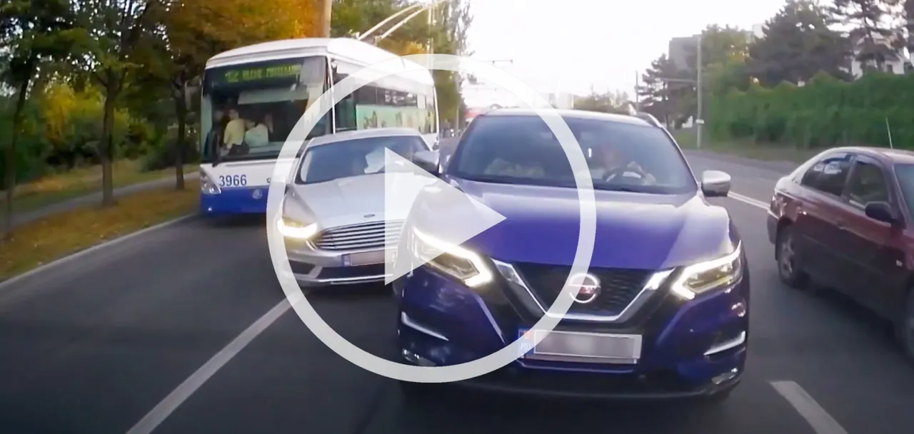 В Кишиневе троллейбус врезался в авто на полосе для общественного транспорта