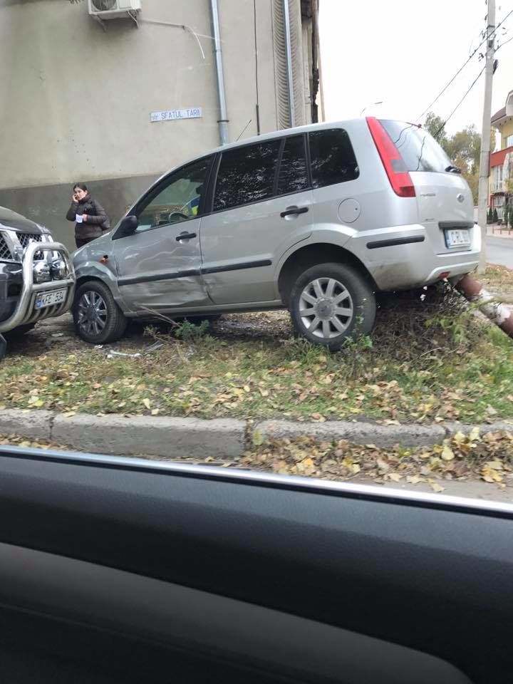 В Кишиневе в результате аварии автомобиль залетел на столбик