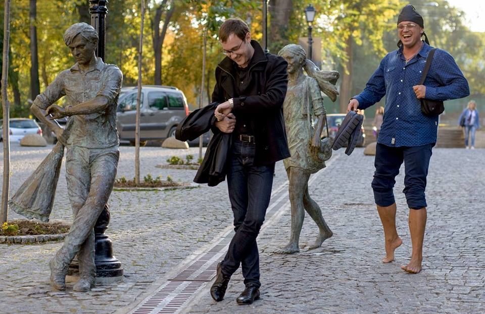 Fotografii amuzante la monumentul îndrăgostiților din Chișinău. „Mi-am adus tigaia de-acasă”