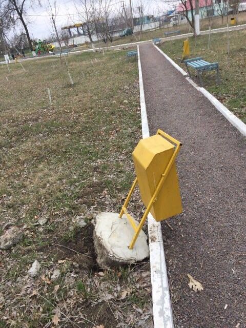 Parcul din Căușeni, vandalizat: Mai multe bănci și coșuri de gunoi, distruse