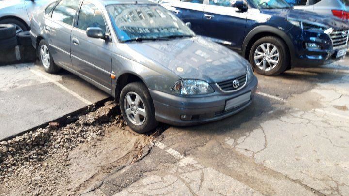 В столице из-за ливня автомобиль едва не провалился в яму