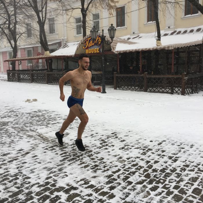 Одессит устроил пробежку в одних трусах по заснеженной Дерибасовской