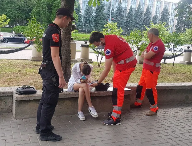 Карабинеры в столице помогли девушке - ей стало плохо на улице