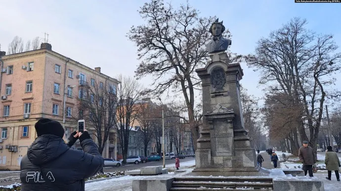 В Днепре демонтировали памятник Пушкину