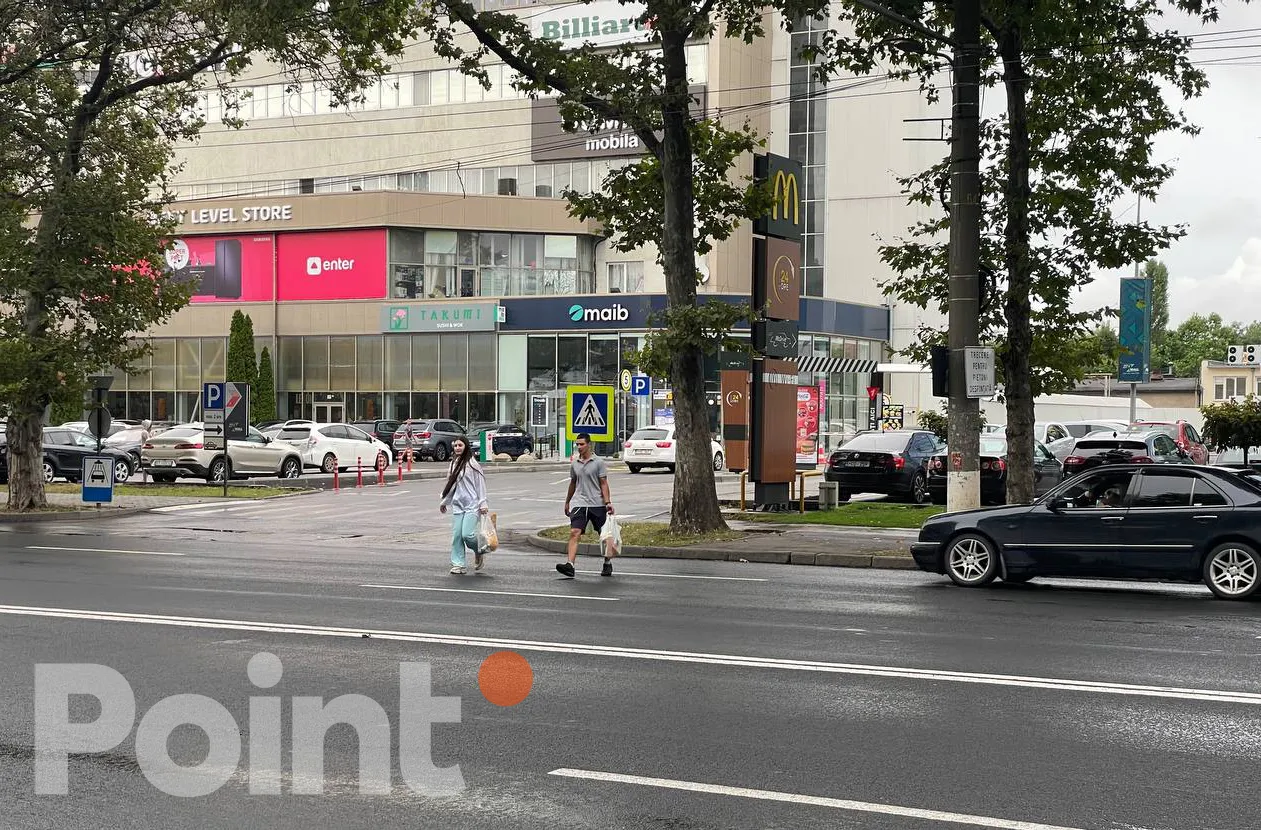 В Кишиневе убрали пешеходный переход, но люди по привычке переходят проезжую часть