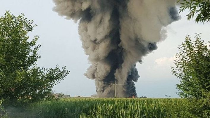 В Румынии бушует сильнейший пожар на мебельном складе