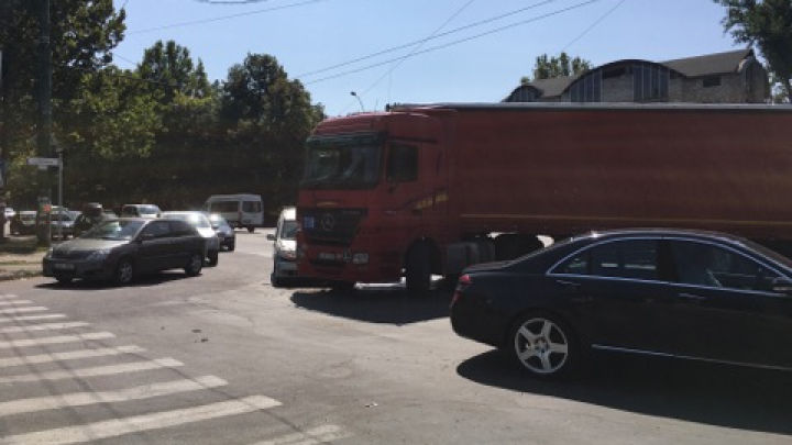 Accident pe strada Calea Ieşilor din Capitală. Un automobil s-a ciocnit cu un TIR
