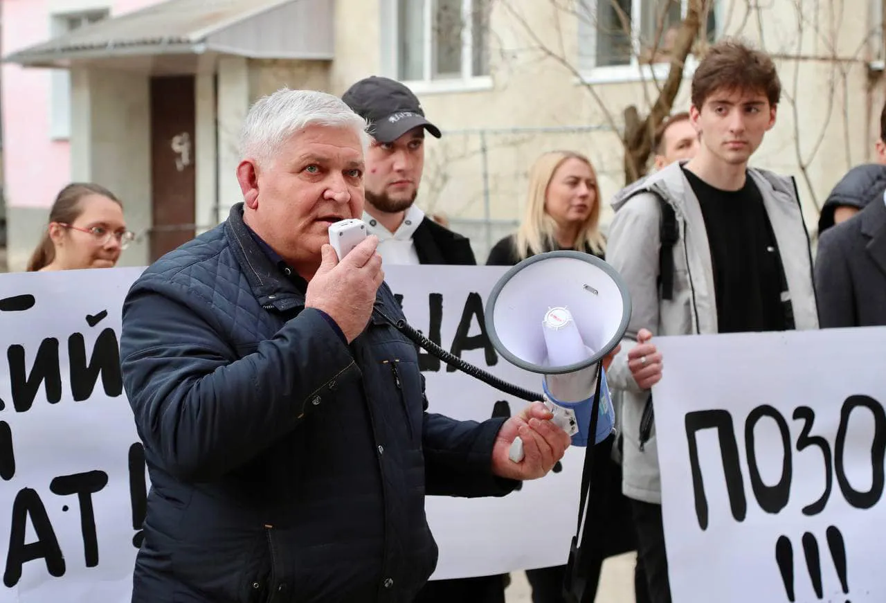 Бывшие однопартийцы Нестеровского устроили флешмоб под окнами его квартиры в Бельцах