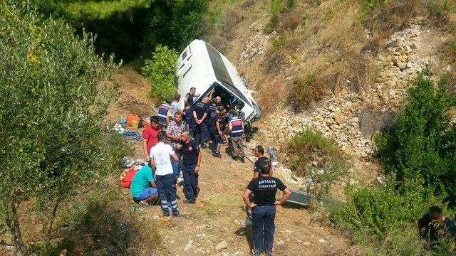 Un autobuz cu 27 de turiști la bord s-a prăbușit într-o prăpastie
