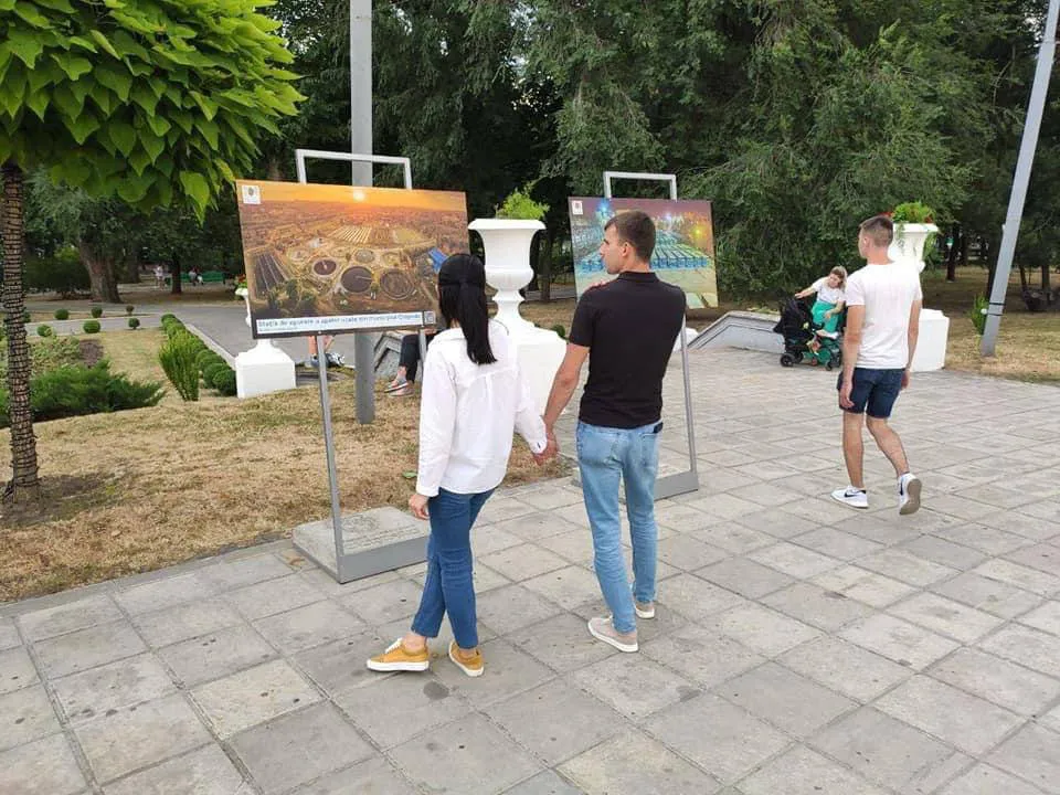 В сквере у Триумфальной арки открыта фотовыставка реализованных проектов
