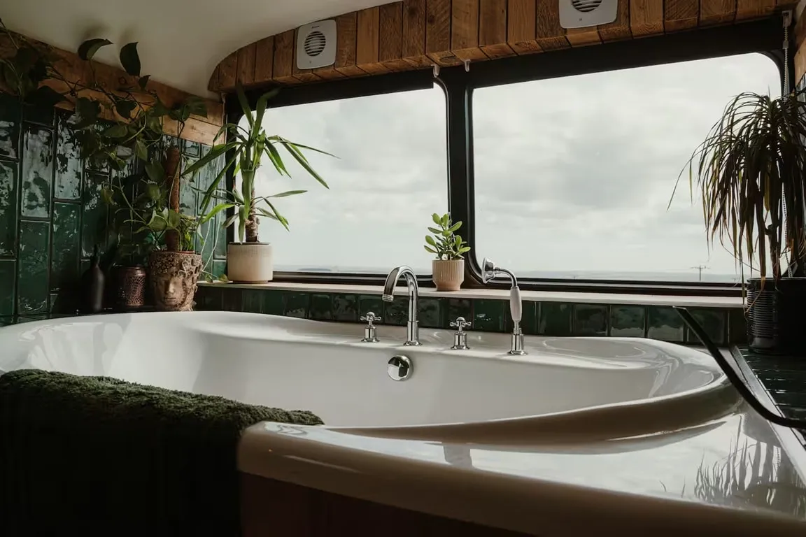 Un cuplu din Londra a transformat un autobuz cu două etaje într-o locuință confortabilă cu jacuzzi