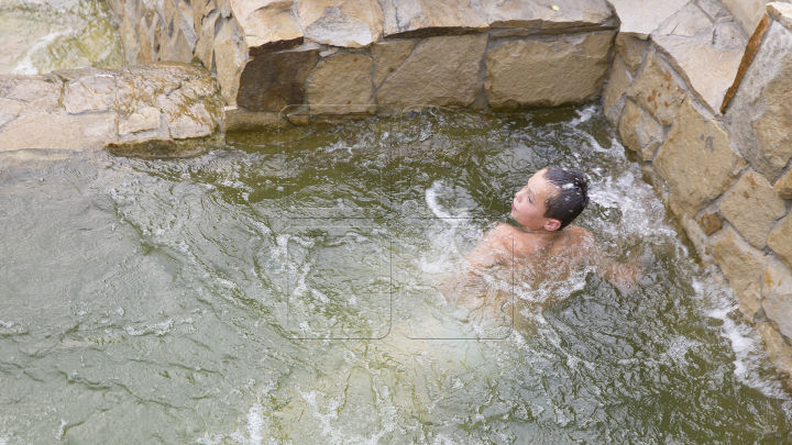 Scara Cascadelor, transformată în piscină: Doi băieţi, surprinşi scăldându-se