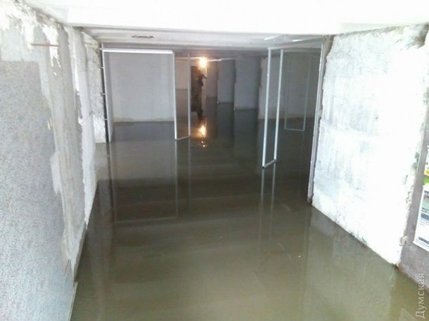 Ливень в Одессе: затоплены переходы и лестницы