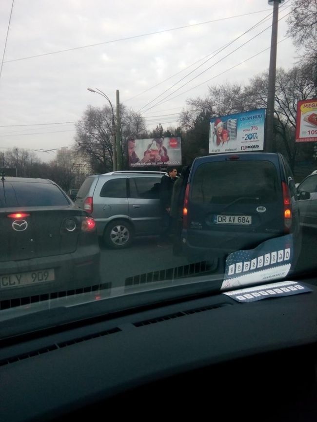 Un Opel şi un Renault nu au putut împarţi carosabilul