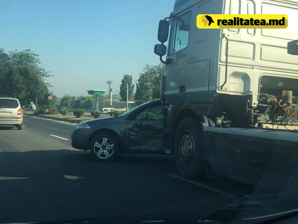Accident matinal la Sângera: Un TIR a lovit lateral un automobil