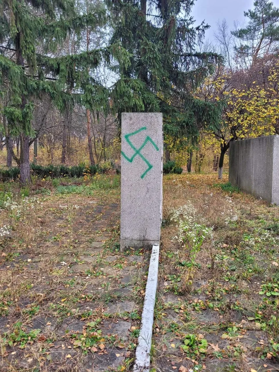 В Молдове вандалы нанесли свастику на памятники мемориала советским воинам